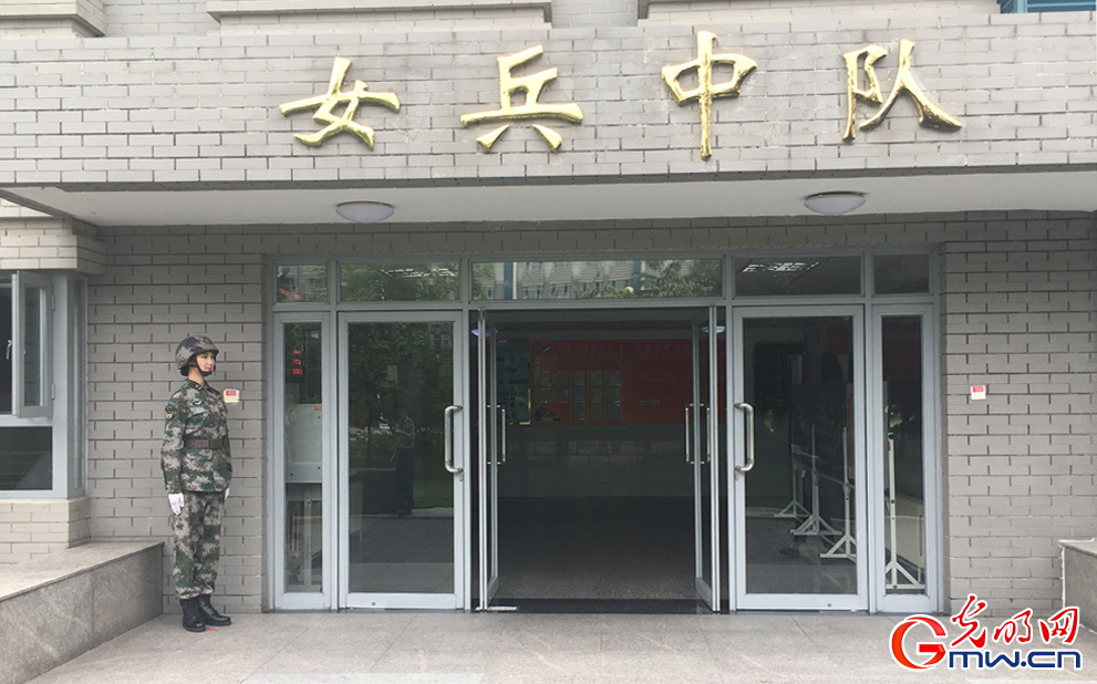 【網(wǎng)絡(luò)媒體國(guó)防行】探營(yíng)解放軍三軍儀仗隊(duì)女兵中隊(duì)：簡(jiǎn)單而不平凡