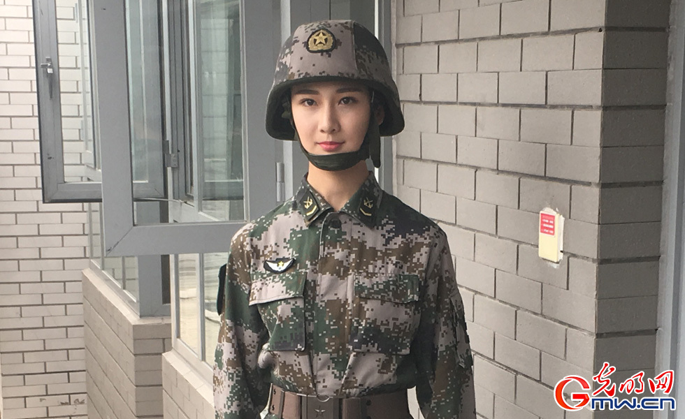 【網(wǎng)絡(luò)媒體國(guó)防行】探營(yíng)解放軍三軍儀仗隊(duì)女兵中隊(duì)：簡(jiǎn)單而不平凡