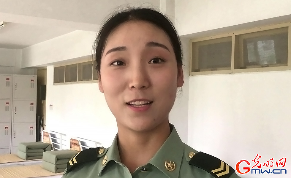 【網(wǎng)絡(luò)媒體國(guó)防行】探營(yíng)解放軍三軍儀仗隊(duì)女兵中隊(duì)：簡(jiǎn)單而不平凡