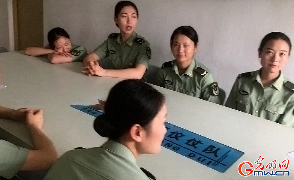 【網(wǎng)絡(luò)媒體國(guó)防行】探營(yíng)解放軍三軍儀仗隊(duì)女兵中隊(duì)：簡(jiǎn)單而不平凡