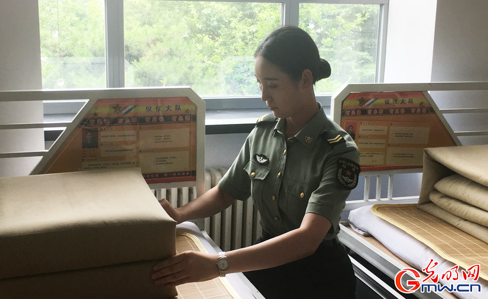【網(wǎng)絡(luò)媒體國(guó)防行】探營(yíng)解放軍三軍儀仗隊(duì)女兵中隊(duì)：簡(jiǎn)單而不平凡