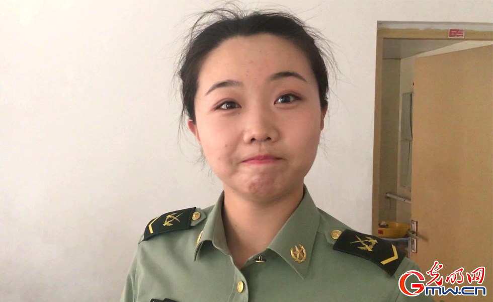 【網(wǎng)絡(luò)媒體國(guó)防行】探營(yíng)解放軍三軍儀仗隊(duì)女兵中隊(duì)：簡(jiǎn)單而不平凡