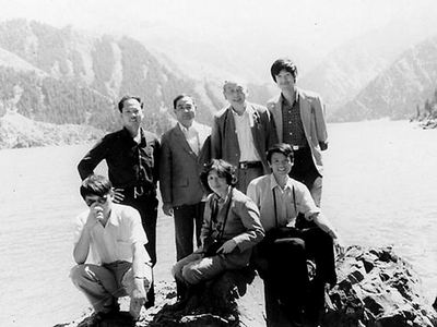 1988年夏季，作者（后排右一）和施雅風先生（后排右二）在新疆天池。