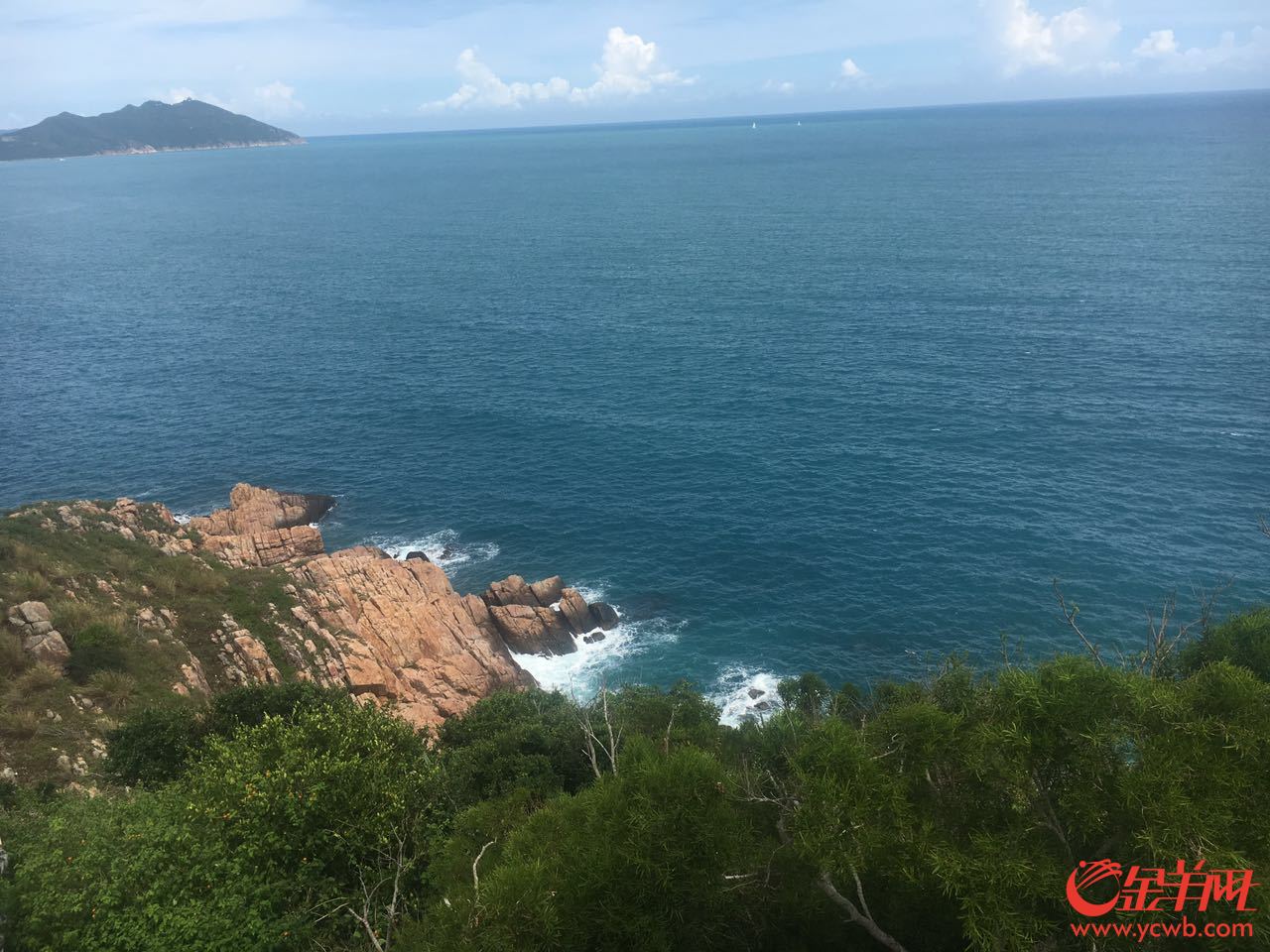 第五張：東瑁洲島坐落于美麗的旅游城市三亞的近海海域。區健妍攝