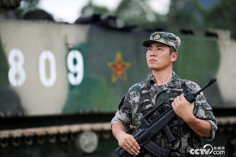 8年勤學苦練，王銳成為全軍最年輕的“雙特”兩棲裝甲尖兵。（彭希 攝）
