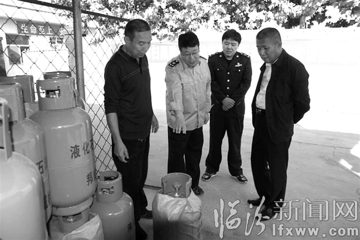 翼城縣工商質(zhì)監(jiān)局對全縣氣瓶充裝站開展突擊檢查