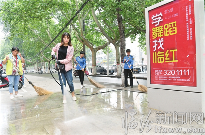 臨汾:清掃街面積泥 保持良好市容市貌