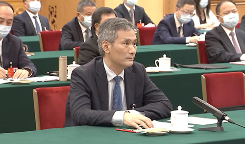 全國人大代表，湖北省十堰市太和醫院黨委書記、院長羅杰向總書記做匯報。