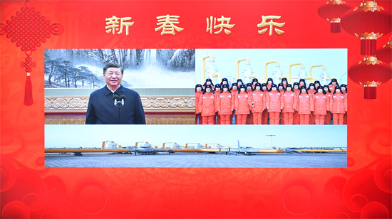 2023年1月18日，中共中央總書記、國家主席、中央軍委主席習近平在北京通過視頻連線看望慰問基層干部群眾，向全國各族人民致以新春的美好祝福。這是習近平通過視頻連線，同塔里木油田公司輪南油氣儲運中心西氣東輸第一站克拉集氣區員工親切交流。 新華社記者 李濤攝
