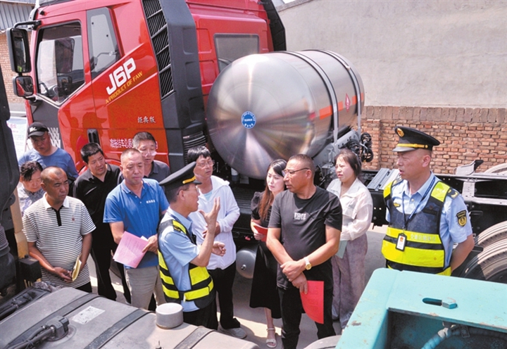 省高速公路綜合行政執(zhí)法總隊(duì)臨汾支隊(duì)二大隊(duì)開(kāi)展“路政宣傳月”活動(dòng)