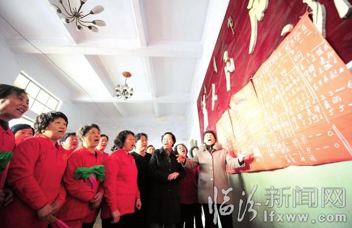 隊(duì)員們學(xué)唱“平陽花”團(tuán)歌。
