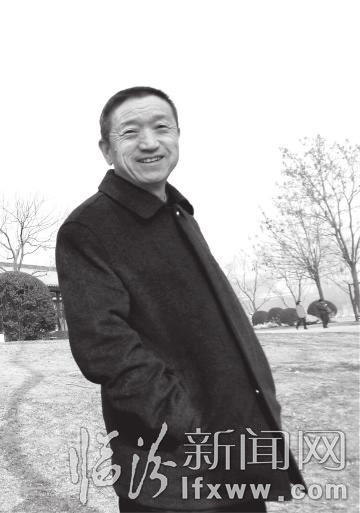 薛效東，1944年生于孝義，齋號(hào)永安居，自由畫者。自幼耽情繪事，勤學(xué)不輟，近年受趙亭人先生指導(dǎo)，專攻傳統(tǒng)水墨山水畫。