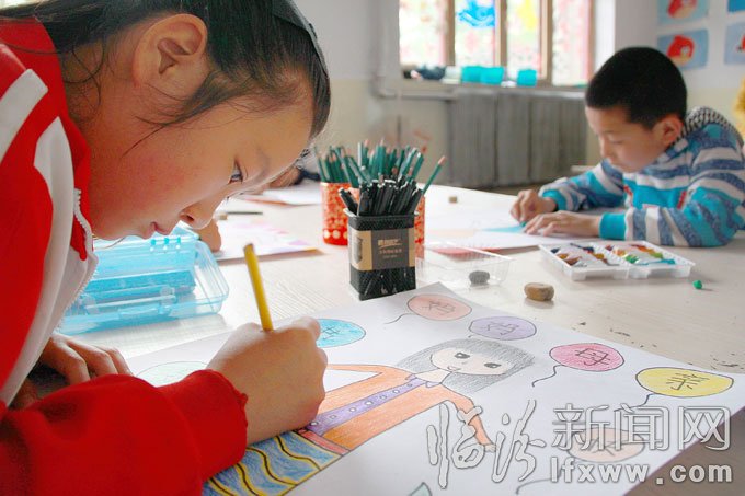 5月10日，洪洞縣的幾名小學生用畫筆描繪出他們心目中“媽媽”的形象。王培基 攝