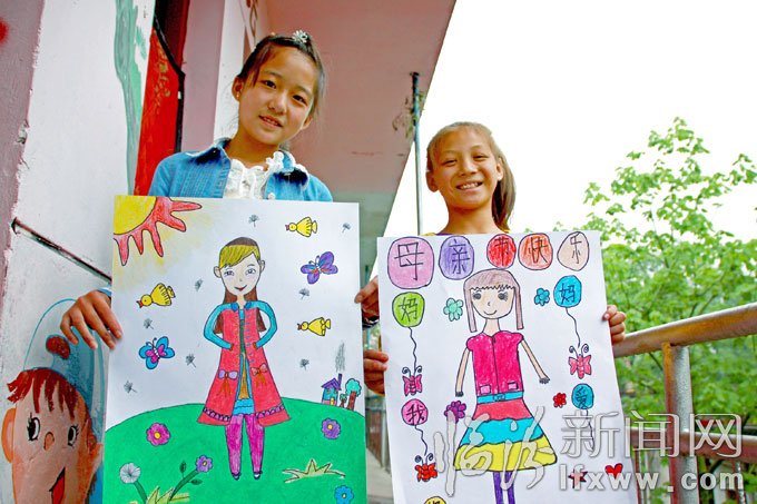 5月10日，洪洞縣的幾名小學生在展示他們的畫作。王培基 攝