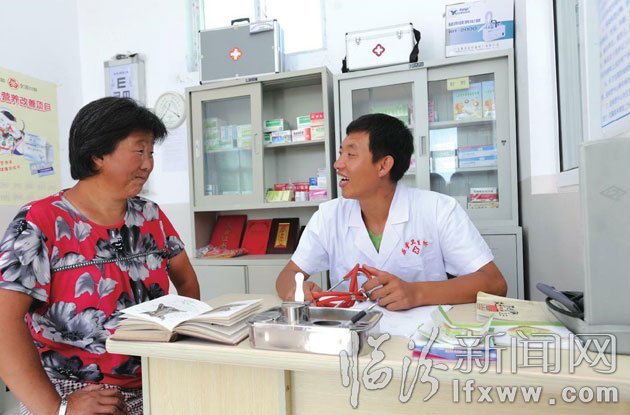 對來就診的村民，他總是熱情接待