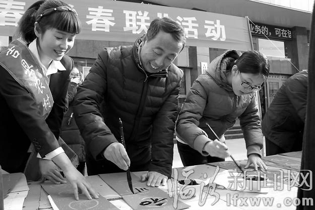 吉縣開展“現(xiàn)場寫春聯(lián),免費(fèi)送群眾”活動